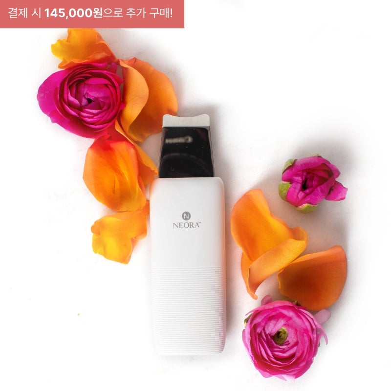장미 꽃다발 속 니오라 신제품 울트라소닉 페이셜 디바이스