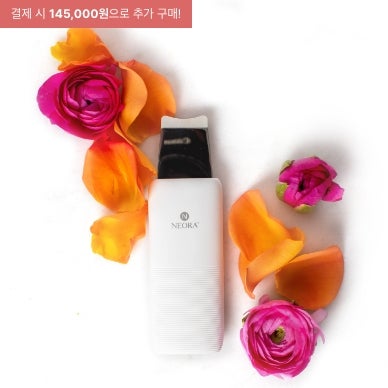 장미 꽃다발 속 니오라 신제품 울트라소닉 페이셜 디바이스