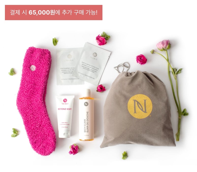 니오라 어머니날 스페셜 럭스 케어 세트는 수면 양말, 립 인핸싱 시트 마스크, 비욘드 소프트 핸드 크림, 립 인핸싱 시트 마스크, 배스 엘릭서, 그리고 벨뱃 백을 포함합니다. 