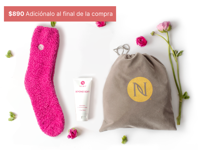 Set de lujo de cuidado personal para el Día de la Madre de Neora que incluye calcetines térmicos, loción para manos y una bolsa de regalo de terciopelo con cordón para presentarlo.  