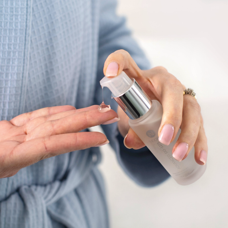 A woman holds Neora SIG-1273 in her hand.