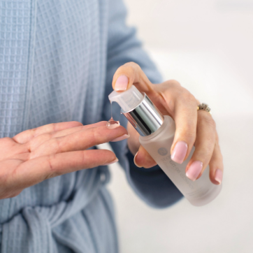 A woman holds Neora SIG-1273 in her hand.