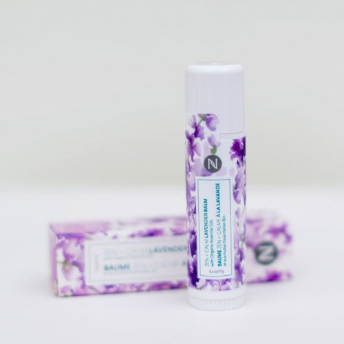 El imprescindible de Neora's Holiday Hot List, Zen + Calm balsamo de lavanda, sobre una encimera.