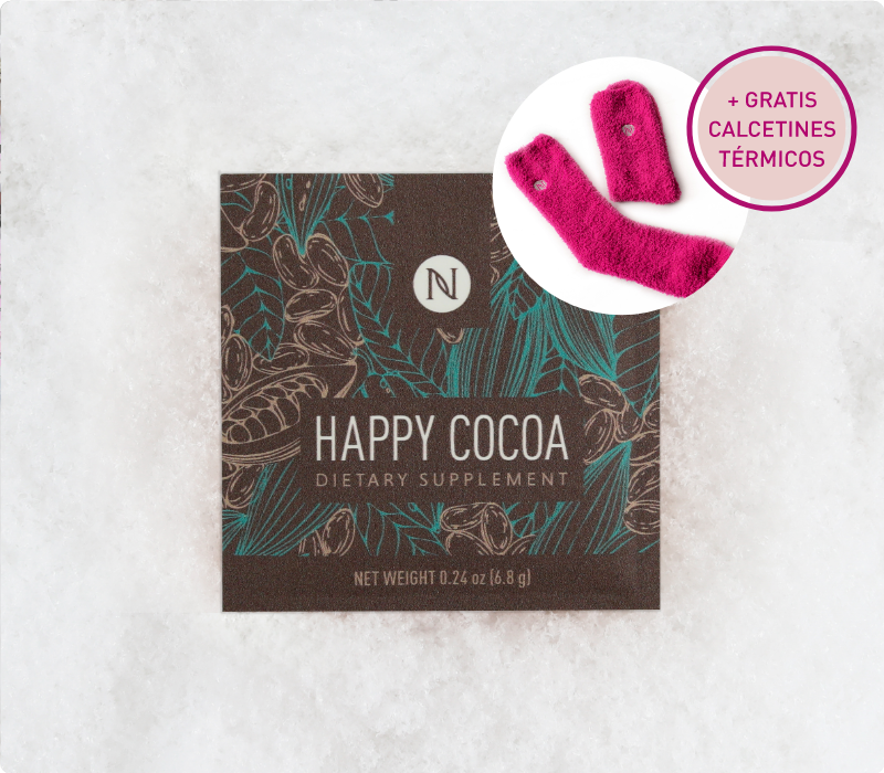 ¡El artículo imprescindible de tiempo limitado para las fiestas más prendida de Neora, Happy Cocoa, recostado sobre un lecho de nieve con un aviso sobre cómo obtener calcetines peludos GRATIS con cada pedido!