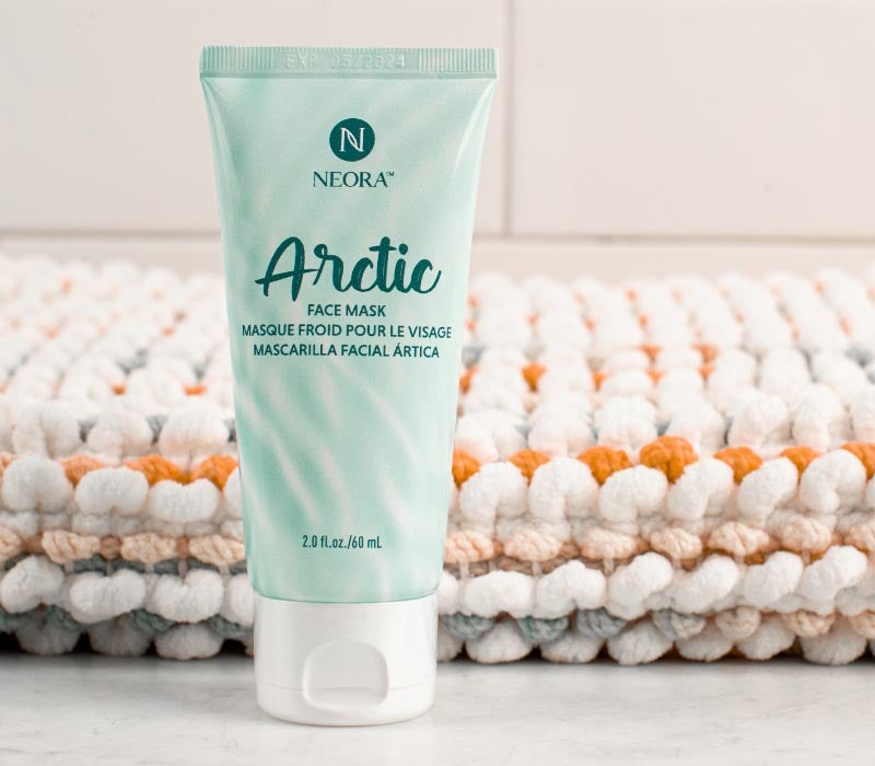 El producto Hot List de Neora, Mascarilla facial Árctica, sentado frente a una toalla de baño en un baño